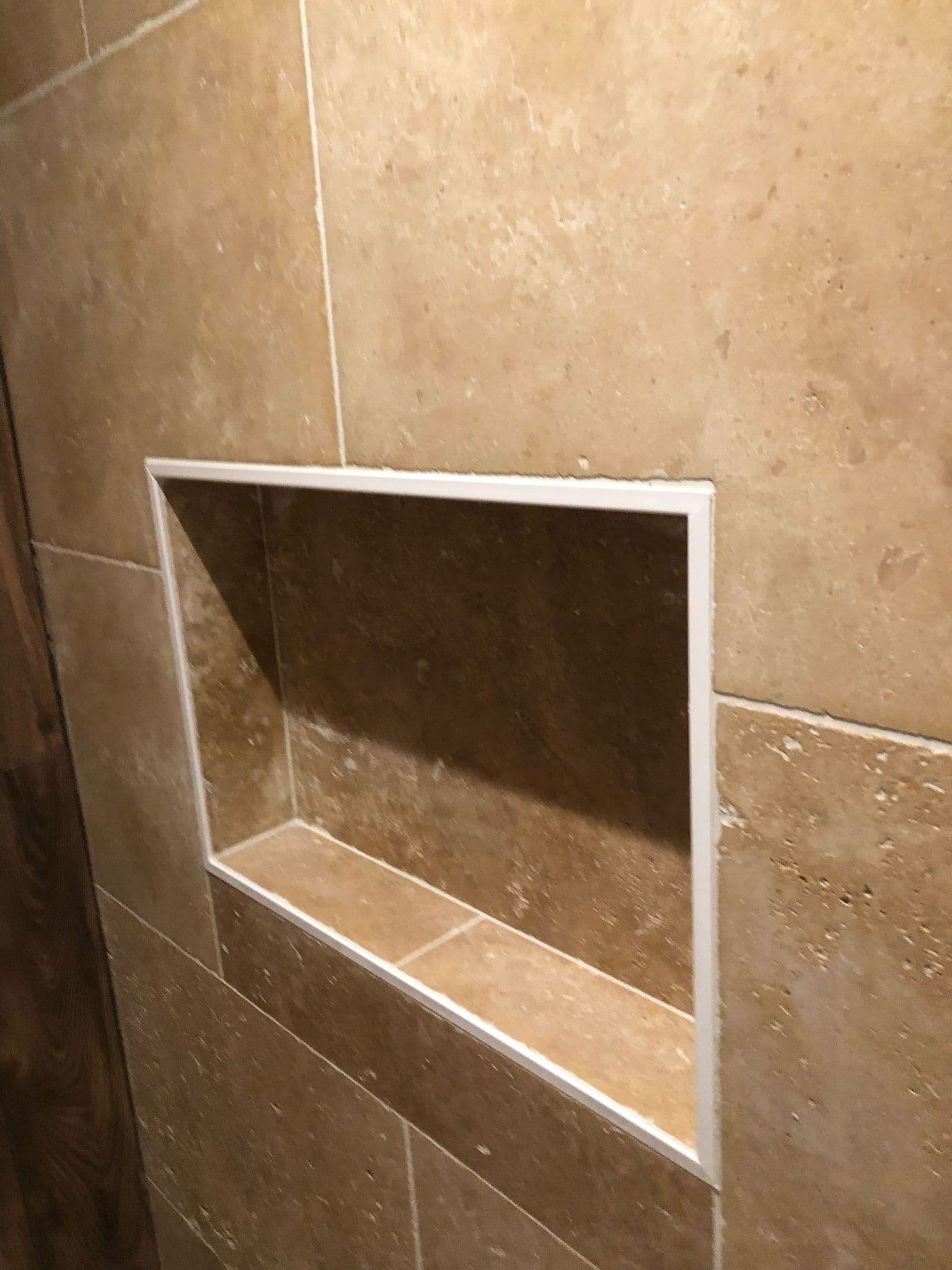 Niche de douche en travertin