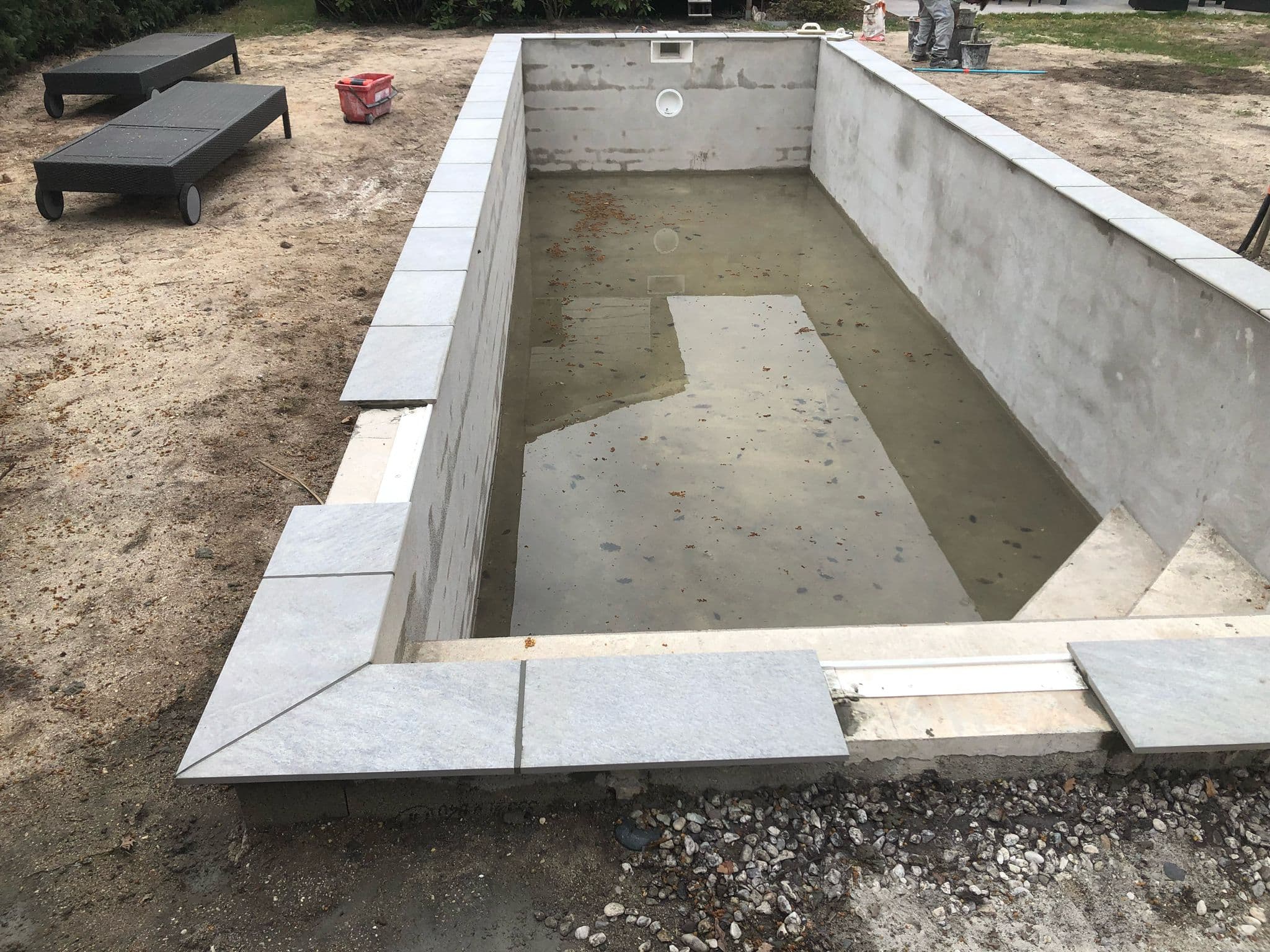 Piscine béton avec margelles carrelées