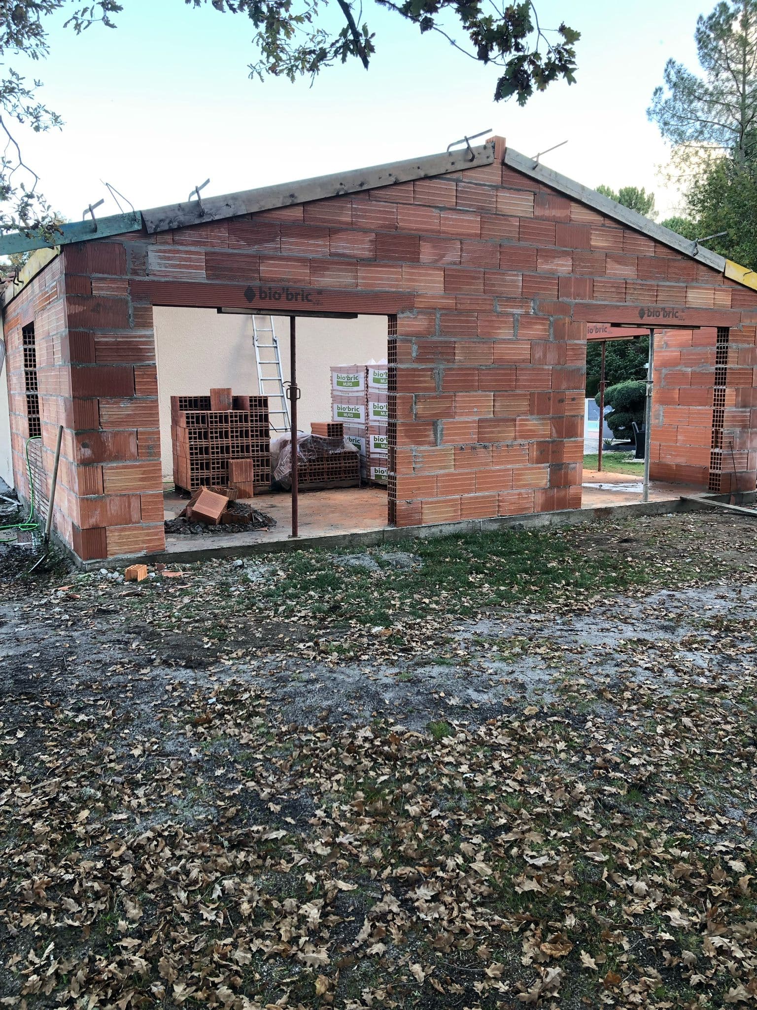 Extension en briques avec charpente posée